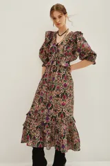 Vestido midi de algodón con estampado ornamental multicolor, escote en V, mangas abullonadas con volados en los hombros y falda con volados en el ruedo.