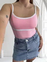 Body rosado con breteles finos blancos y ribetes blancos en escote y bajo busto.