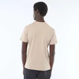Remera lisa de manga corta y cuello redondo, de corte recto y color beige.