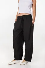 Pantalón de algodón color marrón chocolate, de corte holgado y relajado con diseño abullonado, cintura elástica con cordón ajustable y bolsillos laterales.