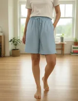 Short tipo bermuda de tiro alto en color celeste, con cintura elástica y cordón ajustable. Presenta un corte suelto y cómodo, ideal para un estilo casual.