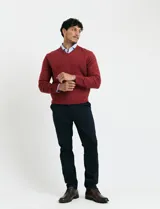 Sweater de punto color ladrillo con cuello en V y mangas largas.