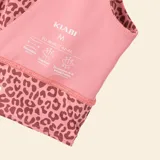 Sujetador deportivo de sujeción ligera con estampado de leopardo en tonos rosa. Presenta un diseño de escote redondo y espalda deportiva, confeccionado en tejido técnico elástico.