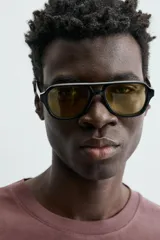 Camiseta color arena de algodón compacto, corte recto, cuello redondo y mangas cortas.