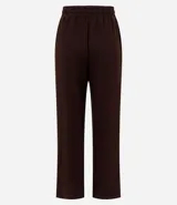 Pantalón de corte recto con cintura elástica y lazo de ajuste frontal. Confeccionado en tejido modal con caída fluida y estructura cómoda.