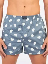 Bóxer de algodón blanco con estampado de flores pequeñas color celeste, con cintura elástica y logo de la marca en el centro.