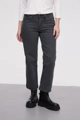 Pantalon de jean de corte recto, tiro medio, con costuras a la vista y cierre frontal con botón.