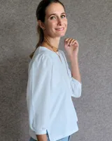 Remera de algodón con cuello redondo y mangas abullonadas de textura diferenciada. Presenta un diseño versátil con cuerpo de algodón y mangas de tussor al tono.