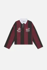 Polo de manga larga con rayas verticales en borgoña y negro, cuello de contraste blanco y cierre frontal parcial con botones ocultos. Presenta diversos bordados y parches decorativos en el pecho.