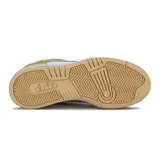 Championes deportivos Diadora modelo B.560 Vintage, de caña baja, con combinación de colores amarillo mostaza, blanco y beige. Presentan paneles de gamuza y cuero sintético, puntera perforada y suela de goma color caramelo.