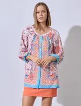 Blusa de gasa estampada con flores, cuello redondo y abertura central con botones. Manga ¾ con puño elastizado.