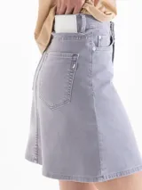 Minifalda de denim color gris, de corte recto, con tiro alto y bolsillos delanteros y traseros.