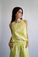 Musculosa de lino y algodón con estampado de hojas en tonos lima.