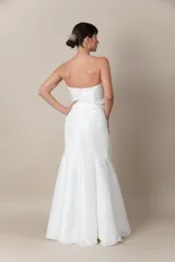 Vestido largo de novia, corte sirena, color blanco, strapless y confeccionado en tafeta.