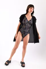 Camisa de playa celeste de jean con mangas cortas y botones.