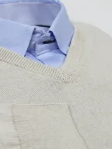 Sweater celeste de hilo con escote en V y logo bordado en el frente.
