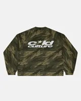Remera manga larga térmica con diseño de estampado camuflado en tonos verde militar. Presenta un corte relajado y logo estampado en la parte frontal y trasera.