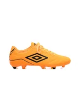 Championes de fútbol Umbro Classico III HG, color naranja vibrante con logo Umbro en negro. Suela con tapones fijos, ideal para césped natural seco (HG).