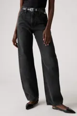 Pantalón de jean de corte baggy con diseño barrel, de tiro medio y color negro lavado. Presenta costuras laterales curvas que acentúan su silueta amplia y estructurada.