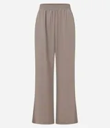 Pantalón deportivo de corte recto confeccionado en microfibra color marrón, con cintura elástica y recortes laterales en tule.