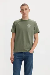 Remera verde militar de algodón con cuello redondo y logo de Levi's estampado en el pecho.