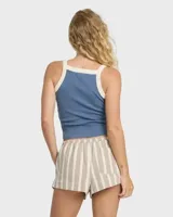 Musculosa de tejido rib color azul con ribetes en contraste color beige en el cuello y tirantes.