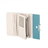 Billetera de cuero sintético color amarillo pastel, con cierre de broche imantado y logo metálico plateado. Interior con tarjetero, compartimentos para billetes y bolsillo con cierre.