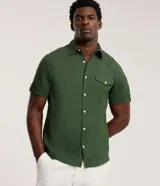 Camisa de lino verde oscuro para hombre, de corte comfort, con cuello inglés, mangas cortas con vuelta, cierre frontal de botones y un bolsillo en el pecho con solapa y botón.