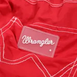 Short de baño rojo de corte regular fit con cintura elastizada ajustable con cordón, bolsillos laterales y logo Wrangler estampado en blanco en la pierna izquierda.