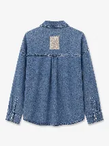 Camisa de jean de corte amplio, color gris oscuro con efecto lavado, con cortes en canesú de inspiración western, bolsillo en el pecho y cierre frontal con botones.