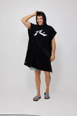 Poncho con capucha confeccionado en tejido de toalla de algodón, color negro, con el logo de la marca Rusty bordado en blanco en el frente.