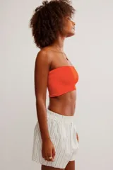 Top tipo bandeau ajustado, color blanco hueso, con tejido de punto acanalado.