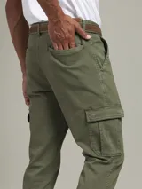 Pantalón cargo de gabardina color azul marino, con bolsillos laterales con fuelle y cierre de botón a presión.