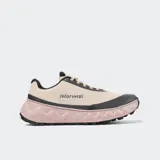 Championes de trail running Nnormal modelo Tomir 2.0, con diseño técnico en tonos beige, negro y suela rosada con relieve. Presenta una estructura reforzada, cordones al tono y logo de la marca en el lateral.
