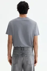 Remera de punto liviano color gris, con cuello redondo y diseño slim fit. Confeccionada con fibra sintética COOLMAX®.