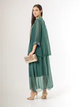 Kimono corto de seda italiana color verde inglés, con mangas 3/4 y detalles de paillettes brillantes en la solapa y los puños.