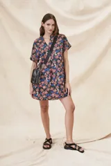 Túnica corta de lino y viscosa con estampado floral en tonos azules, rojos y negros.