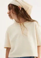 Blusa extragrande de tejido de punto en color beige, con cuello redondo y mangas cortas de corte holgado.