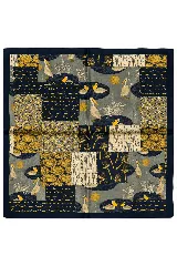 Pañuelo cuadrado con estampado de estilo patchwork que combina diseños de aves, vegetación y motivos geométricos en tonos azul marino, gris y amarillo.