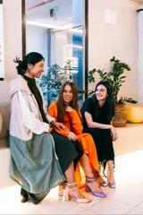 Zapato de tacón plateado con glitter, punta cuadrada, doble tira con hebilla al tobillo y forro rosa.