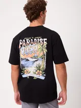 Remera negra de ajuste holgado con gran estampado gráfico en la espalda de temática tropical con una playa, palmeras y la inscripción "Welcome to Surfers Paradise".