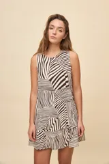 Vestido corto sin mangas de color celeste con estampado botánico en tonos marrones, de silueta amplia, escote redondo y volado en el ruedo.