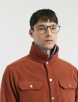Sobrecamisa de micropolar color terracota, con cuello camisero, cierre frontal con botones a presión y dos bolsillos frontales con solapa y botón.