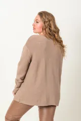 Sweater tejido de punto arroz color beige, con cuello redondo y detalle en el lateral.