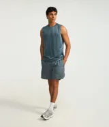 Bermuda deportiva masculina de color gris azulado, confeccionada en tejido técnico con textura perforada. Presenta cintura elástica con cordón de ajuste y diseño funcional para entrenamiento.