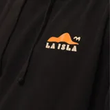 Canguro negro con capucha, bolsillo delantero y logo de La Isla Elements estampado en el pecho. Corte clásico.