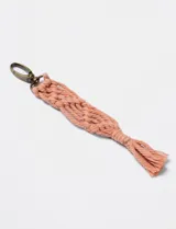 Llavero tejido de macramé color salmón con gancho metálico color bronce.