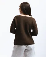 Sweater marrón de lana corriedale con cuello bote y manga larga.