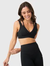Conjunto deportivo compuesto por un top de escote en V con doble bretel y calza de tiro ultra alto, ambos en color negro.