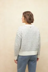 Sweater color beige con diseño de jacquard a dos tonos, de manga larga y cuello a la base.